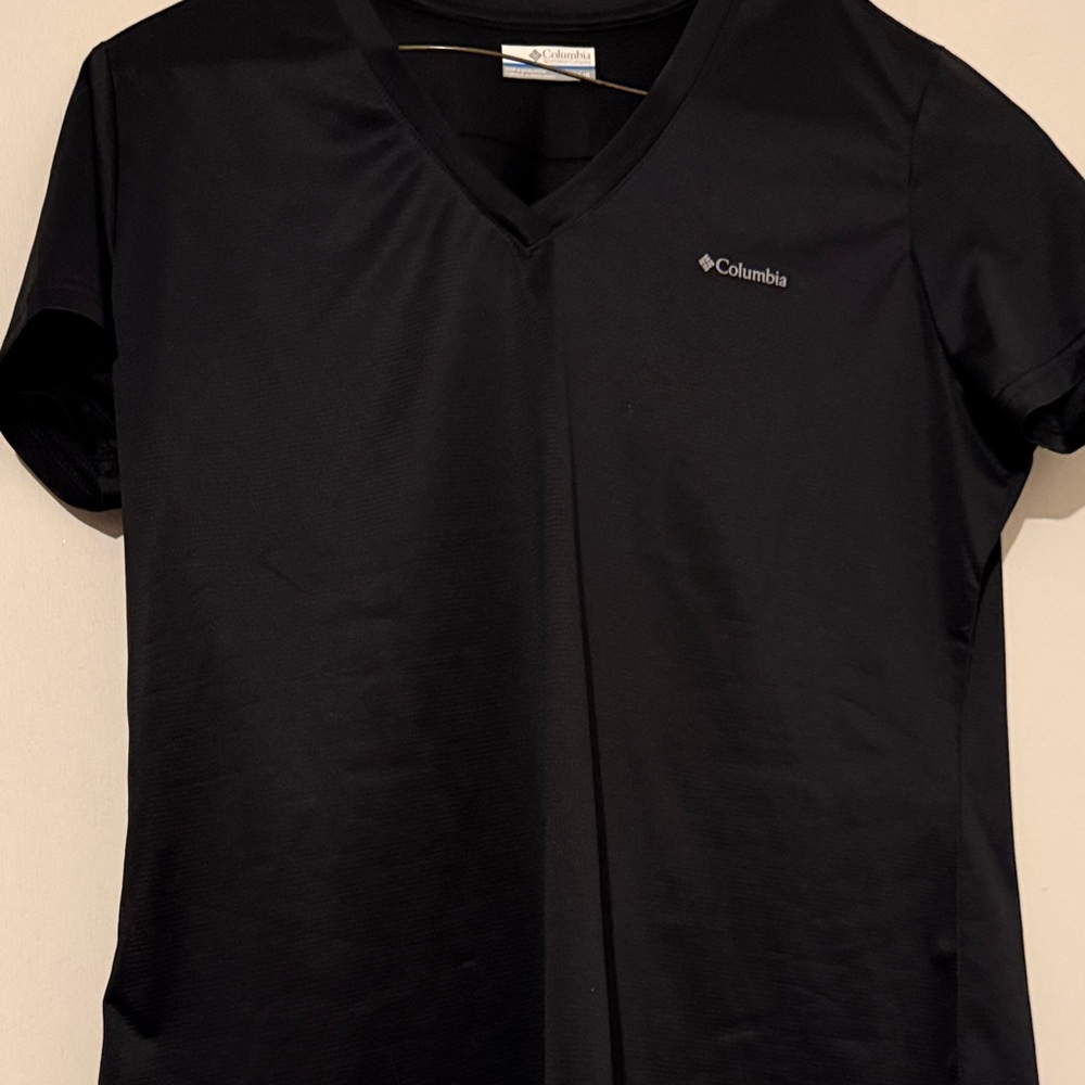 Columbia Women's Black Short Sleeve V-Neck Tee